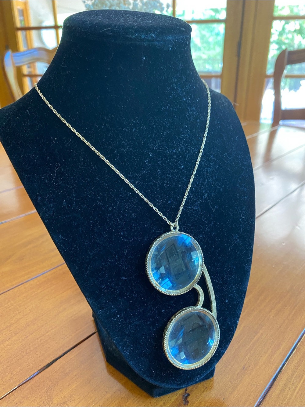 Vintage gold neacklace  with  a magnifying Pendant. Designed for practícal use.